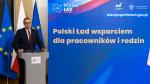 Minister Jan Sarnowski podczas konferencji na tle baneru promującego Polski Ład