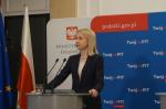 Minister finansów prof. Teresa Czerwińska stoi przy mównicy podczas konferencji prasowej